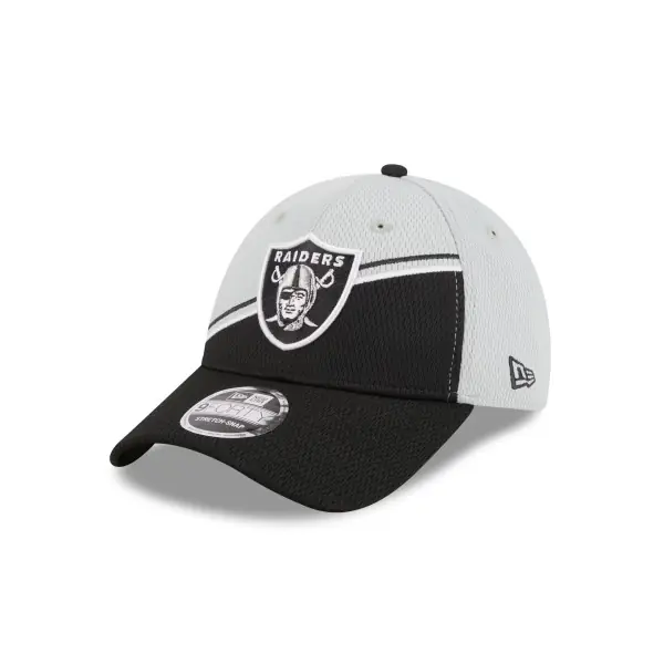 Casquette Snap Back 9Forty des Las Vegas Raiders par New Era à gauche